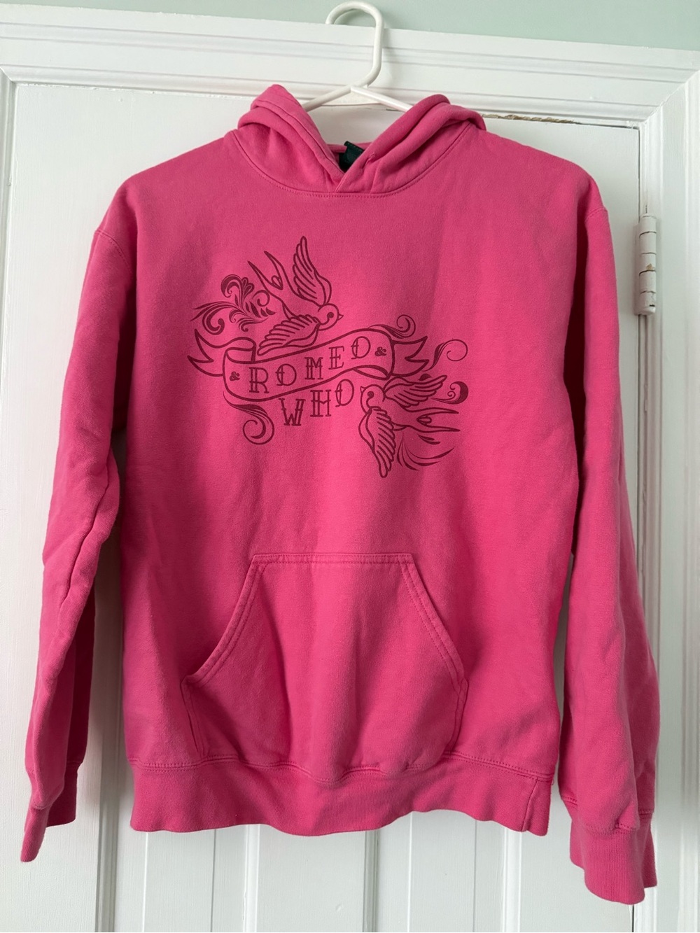 & Juliet “Romeo Who?” Bright Pink Women’s Sweatshirt size Small